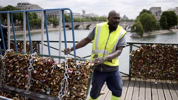 París venderá los «candados del amor» que quitó de sus puentes
