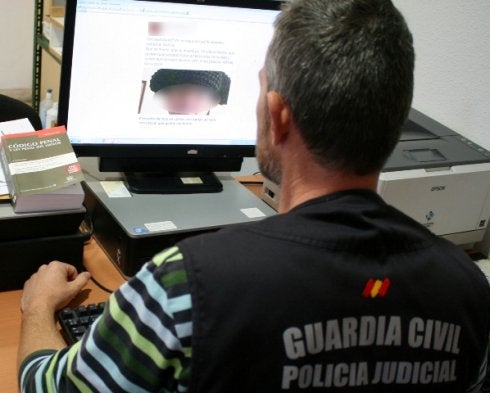 Un guardia civil investiga los comentarios de Aizpea. :: LP