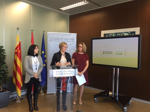 La consellera de Vivienda, María José Salvador, durante su comparecencia. :: lp