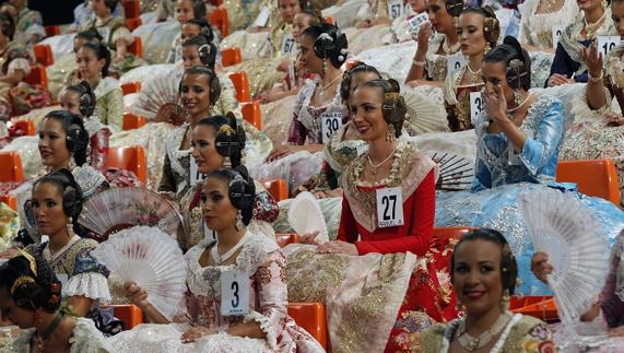 El Consell cree discriminatorio imponer a las falleras la vestimenta y cómo comportarse