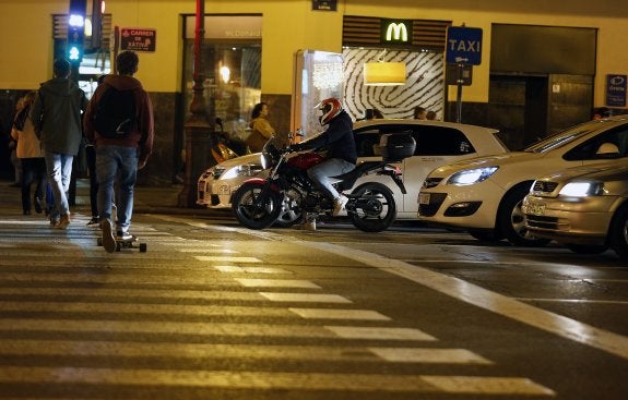 Paso de peatones en la calle Xàtiva. :: jesús signes