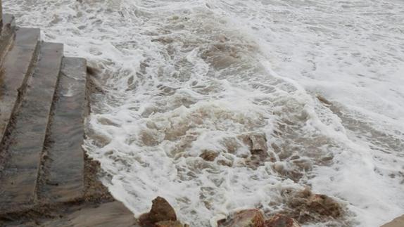 El temporal vuelve a tragarse parte de la playa de El Saler y el mar llega a las viviendas