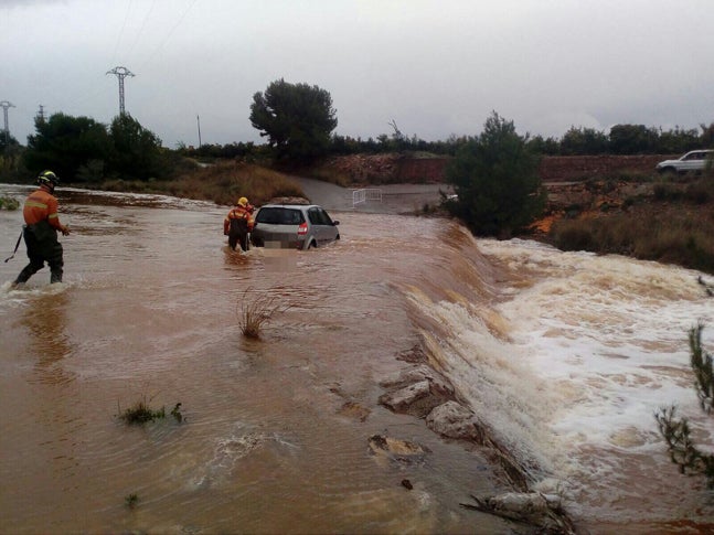 Rescatadas tres personas de un coche en el barranco del Carraixet
