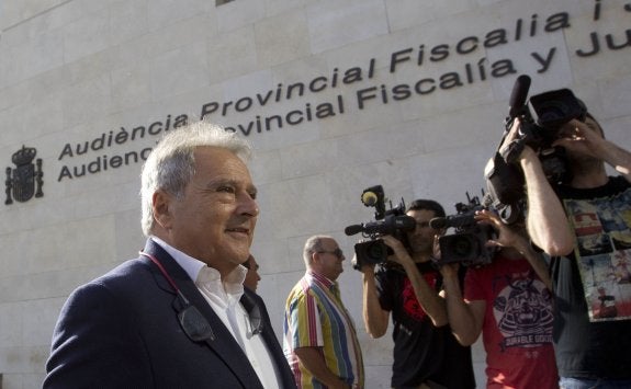 Alfonso Rus, en una de sus visitas al juzgado de Valencia. :: d. torres