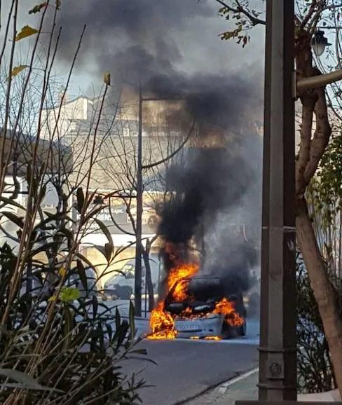 Arde un coche cuando salía de una gasolinera en Xirivella