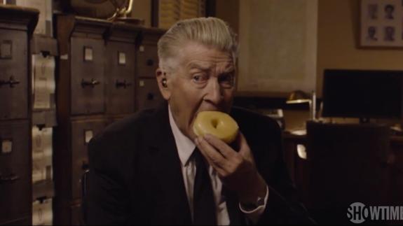 David Lynch se come un donut en la promo de Twin Peaks