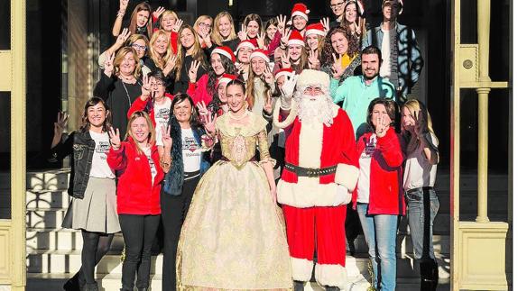 La fallera mayor de Valencia se fotografía con algunos de los protagonistas de una jornada marcada por la cercanía de la Navidad.