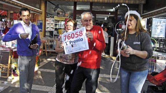 Los dueños del establecimiento de San Vicente que en 2012 repartió dos décimos del Gordo lo celebran con champán.