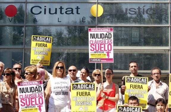 Protesta de miembros de Adicae frente a la Ciudad de la Justicia de Valencia. :: i. marsilla