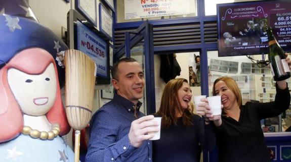 Un lotero de Alicante celebra un segundo premio en el sorteo de Navidad.