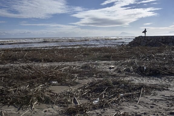 Los efectos del temporal en una playa de Gandia. :: EFE/Natxo Francés
