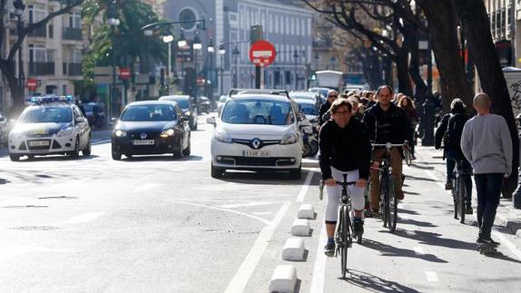 Un grupo de ciclistas recorre el nuevo tramo de kilómetro y medio del anillo ciclista de la ronda interior de la ciudad de ValenciaEFE
