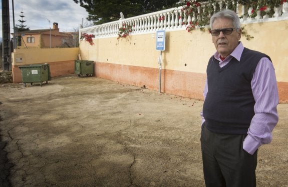 Carlos R. Iranzo, viudo de la mujer fallecida, junto a los contenedores que atraen a los gatos.