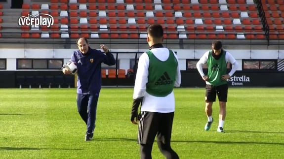 Gayá abandona el entrenamiento con una contusión en el hombro izquierdo