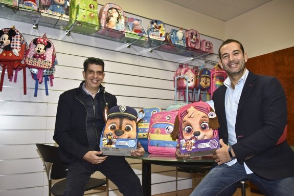 Manolo y Toni Noguera, director comercial y director de Operaciones de ToyBags, con las mochilas juguete interactivas. :: José Iglesias