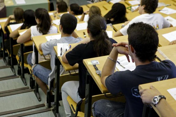 Alumnos en un campus universitario durante uno de los exámenes de Selectividad. :: j. j. monzó