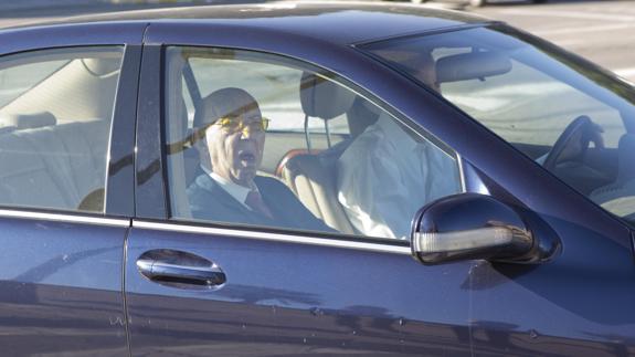 José Lladró, a su llegada a la junta de accionistas para votar la venta de la fábrica. 