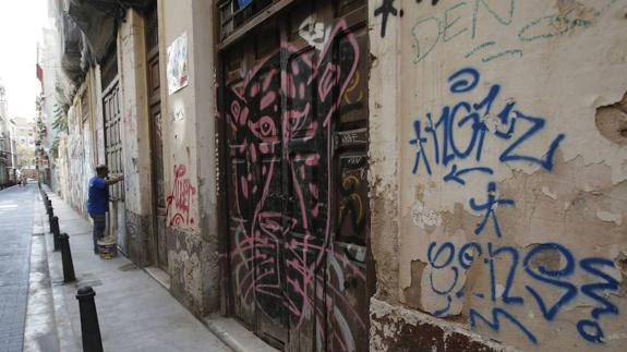 Eliminar las pintadas en el patrimonio de Valencia cuesta 18.000 euros al año