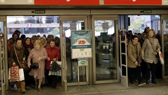 La tradicional foto del primer día de rebajas. 