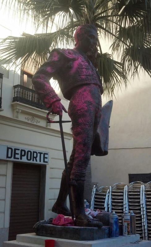 Fotos de la estatua de Enrique Ponce pintada de rosa. 