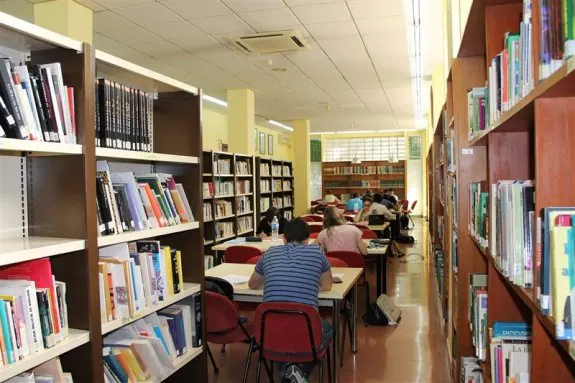 Los estudiantes se preparan para los exámenes en las actuales instalaciones de la biblioteca. LP