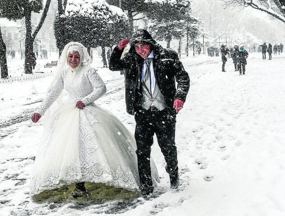 Boda bajo cero. Una pareja de recién casados camina por un parque de Estambul en una imagen tomada el domingo. :: yasin akgul/afp