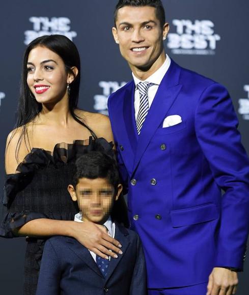 Cristiano Ronaldo posa junto a su pareja Georgina Rodriguez y su hijo Ronaldo junior a su llegada a la gala 'The Best'.