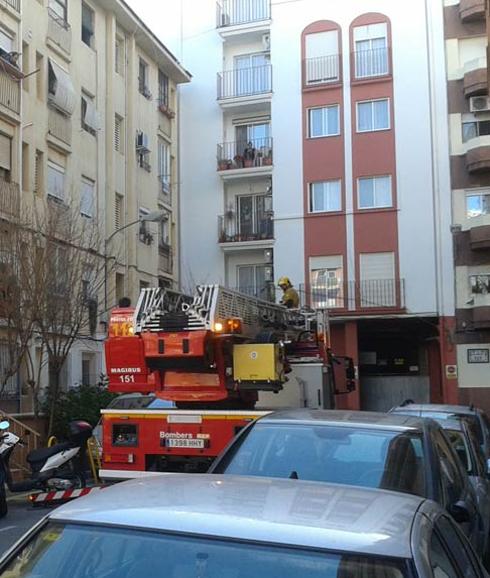 Los bomberos rescatan en Dénia a una mujer que se había caído en casa mientras cocinaba