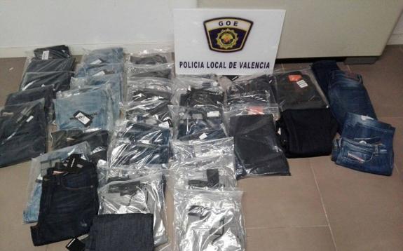 Requisadas 80 prendas de ropa falsificada en el maletero de un coche en Valencia