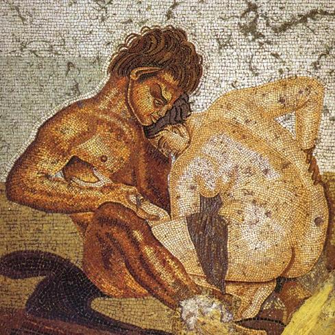 Un sátiro y una ninfa, símboloso de la sexualidad en la mitología romana, en un mosaico hallado en Pompeya.