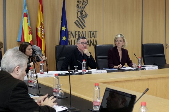 La consellera Gabriela Bravo, a la derecha, en una reunión de la mesa general de Función Pública.