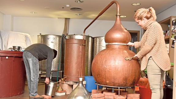 Tonet Puig y Mara Bañó, en la fabricación del orujo de la uva moscatel.