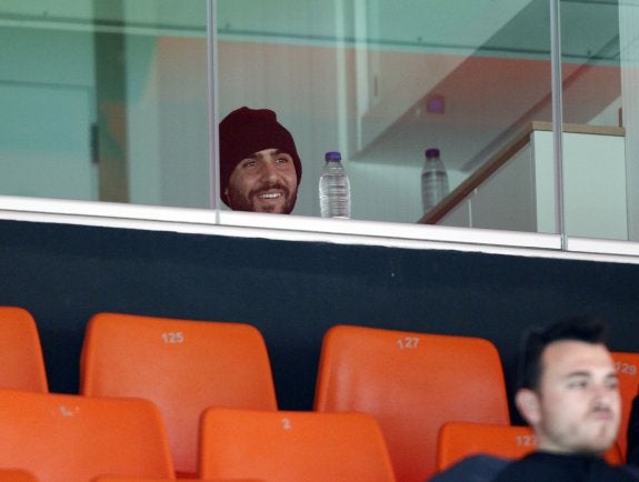 Simone Zaza, ayer en Mestalla siguiendo el Valencia-Espanyol desde un palco VIP. :: JUAN J. MONZÓ