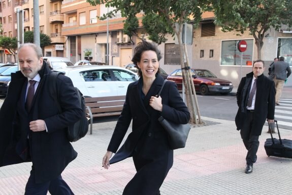 La alcaldesa de Gandia, Diana Morant, a su llegada ayer al juzgado. :: tino calvo