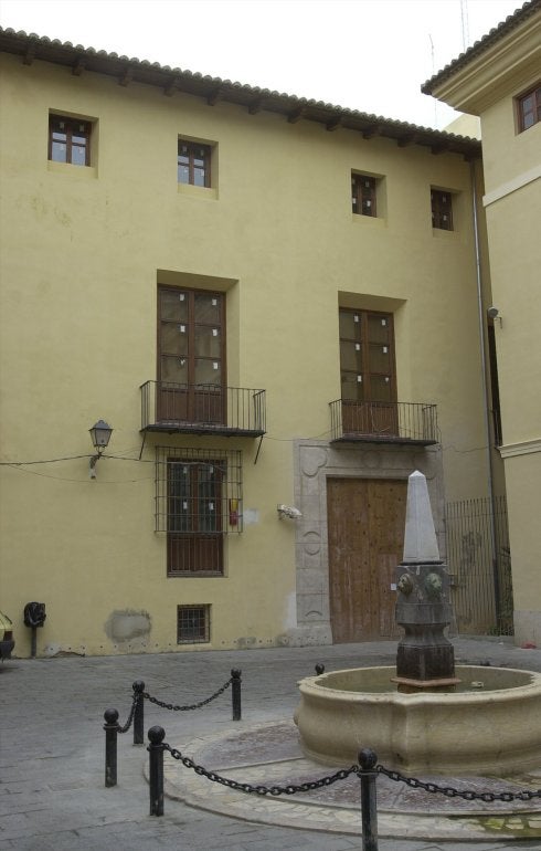 Fachada del edificio de la sede central de la EMT. :: damián torres