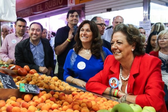 Barberá, en una visita al mercado de Convento Jerusalén en las elecciones municipales de 2015 :: jesús montañana