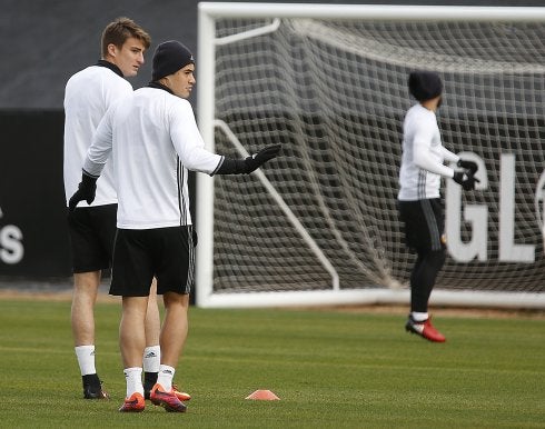 Vinícius gesticula en su último entrenamiento con el Valencia. :: jesús signes