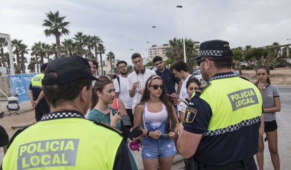 Agentes de la Policía Local de Alboraya impiden el acceso al recinto del Festival Marenostrum, horas antes de su celebración. :: Pablo mammana