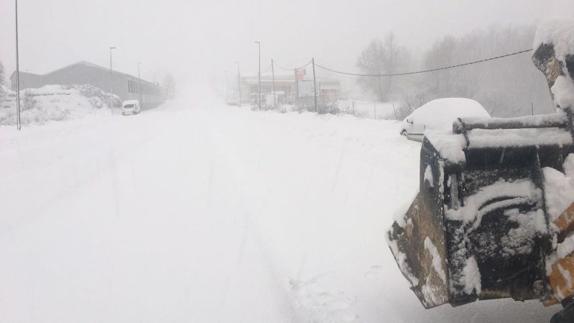 Una carretera de Bocairent, cubierta de nieve este jueves. 