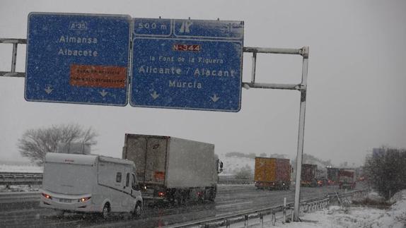 Situación de las carreteras en la Font de la Figuera, este jueves. 