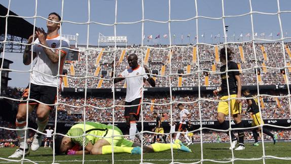 Mangala, en el centro, se lamenta tras una ocasión del Valencia ante el Atlético.