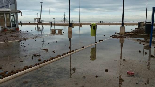 El mar desborda el paseo de la Malvarrosa de Valencia