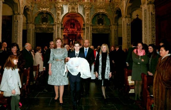 Martín Vicente, junto a sus padres y padrinos en la iglesia de San Esteban. :: AVAN/ manolo guallart