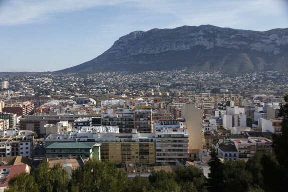 Panorámica de la zona sur de Dénia vista desde el castillo y con el Montgó al fondo. :: Tino Calvo