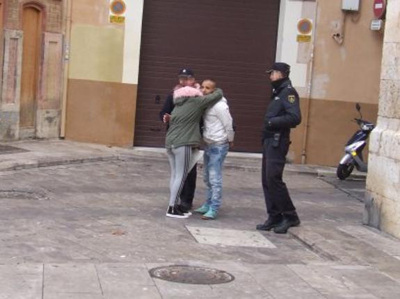 Crisanta F. abraza a su pareja poco antes de que prestara declaración en el juzgado de Xàtiva. :: belén gonzález