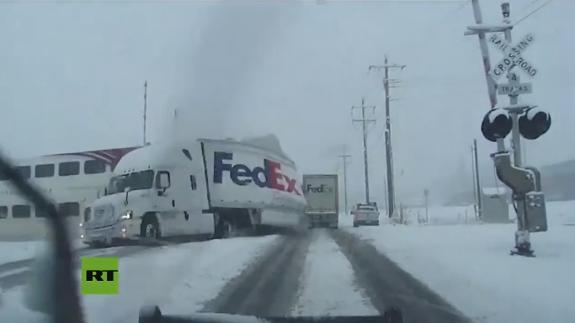 Un tren embiste violentamente un camión de FedEx