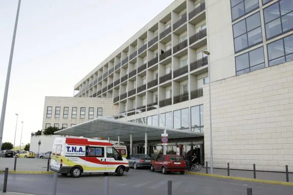 Una ambulancia en la puerta del Hospital de la Ribera. :: francisco garcía