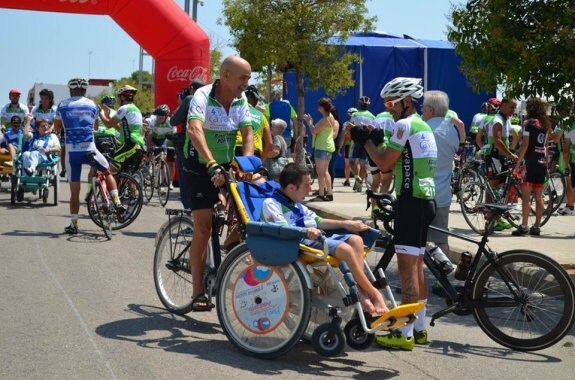 Varios miembros de Avapace, con bicicletas adaptadas para rodar  con sus hijos. :: lp