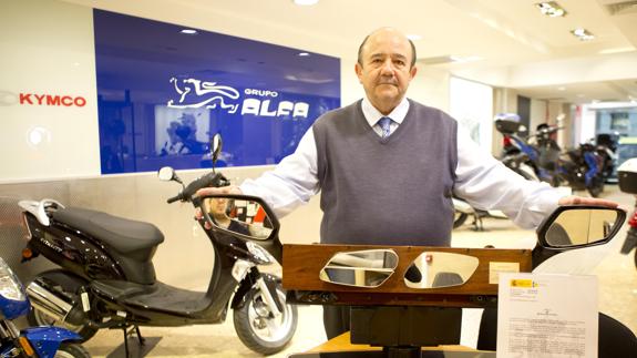 Miguel José Catalá Albors, inventor de un retrovisor para motos que acaba con el ángulo muerto. 