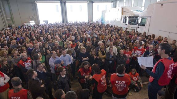 Reunión de los sindicatos con los trabajadores de RTVV cuando se cerró la televisión.